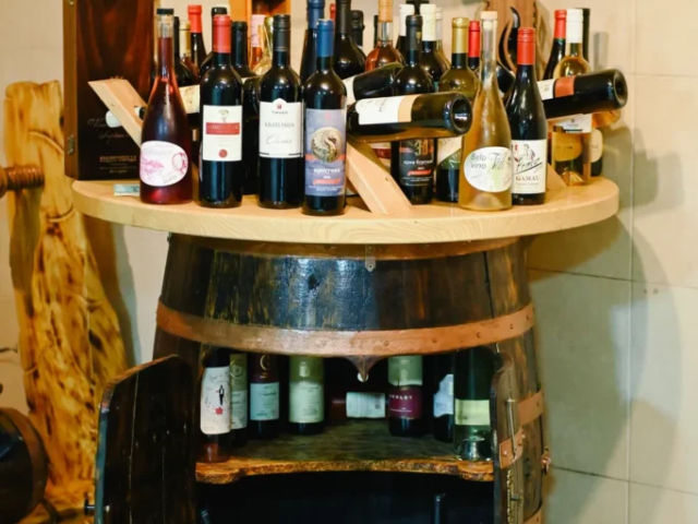 Staro vinsko bure puno raznih vina koje nudi restoran izvor