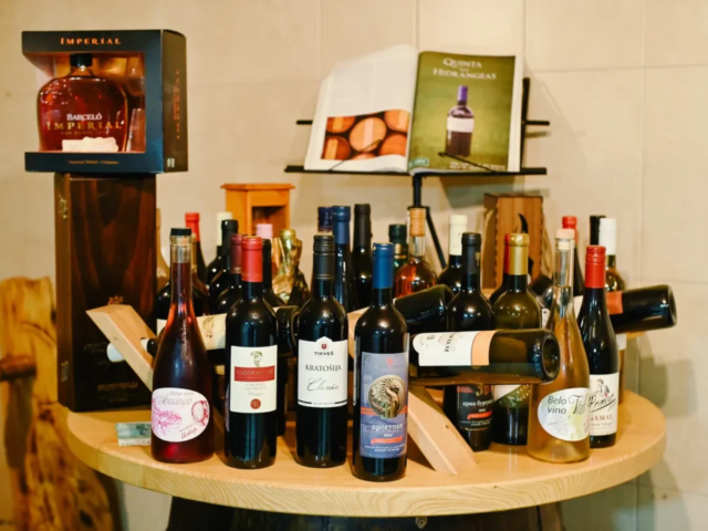 Izlog kvalitetnih vina u ponudi restorana izvor