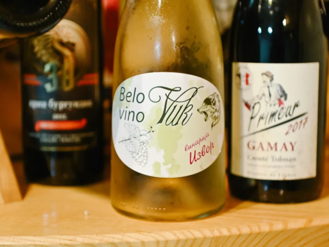 Belo vino Vuk koje pravi restoran izvor