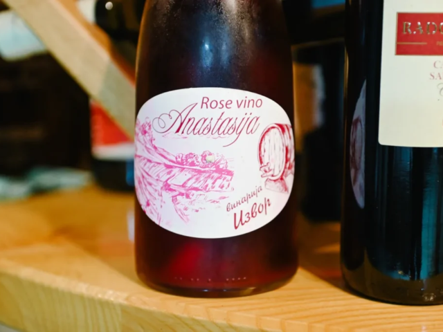 Rose vino Anastasija koje pravi Restoran Izvor