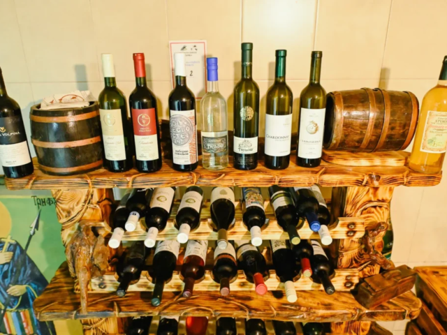 Prikaz kolekcije vina koje nudi restoran izvor da malim drvenim buretom
