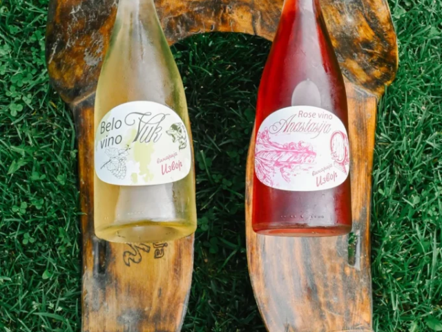 Izlozena kvalitetna domaca vina u basti