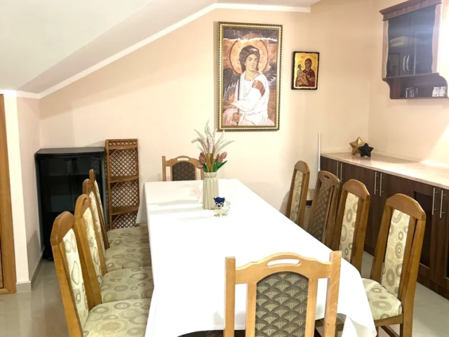 Veliki sto u trpezariji gde gosti mogu da se opuste i druze
