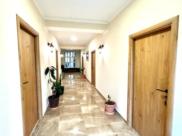 Hodnik od apartmana u restoranu izvor