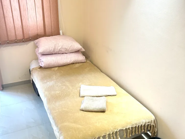 Single krevet u sobi za cetiri osobe