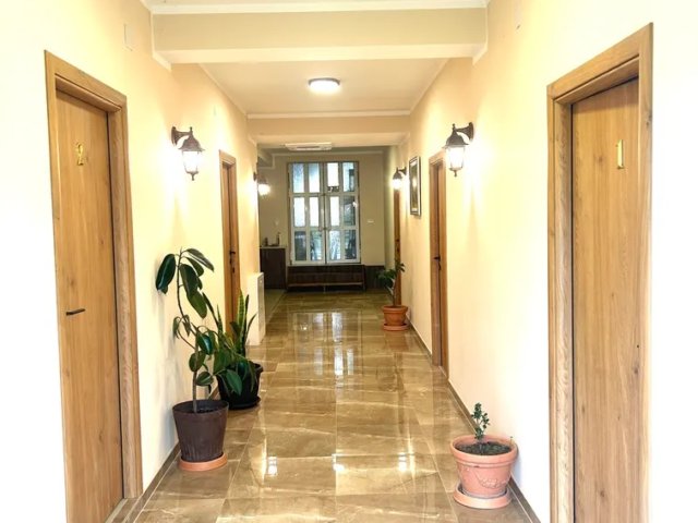 Hodnik od apartmana u restoranu izvor
